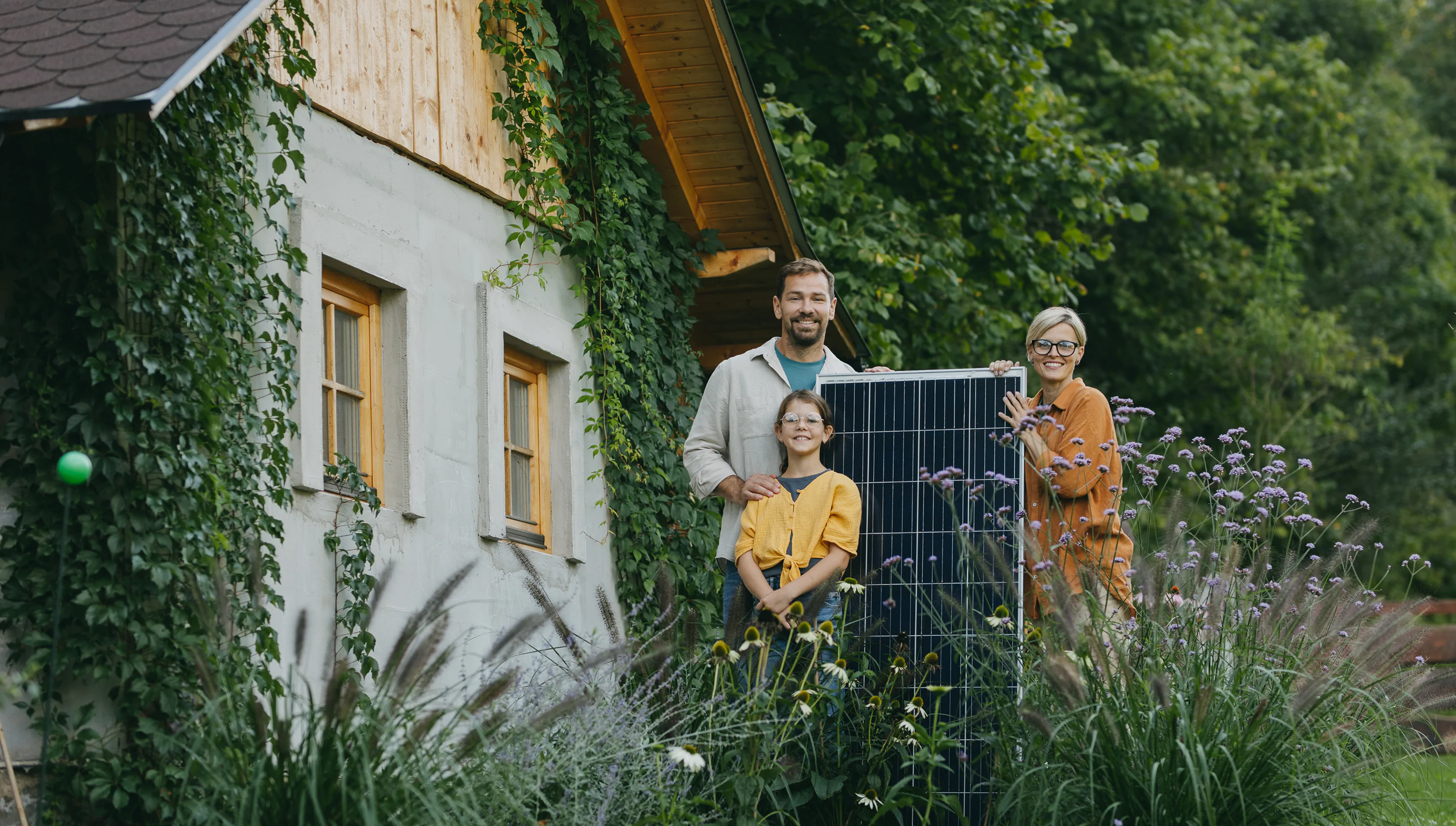 Solaranlage für Zuhause - Familie präsentiert ein Solarmodul