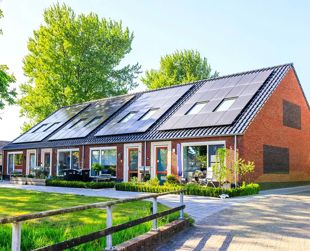 Einfamilienhaus mit Photovoltaik Anlage auf dem Dach