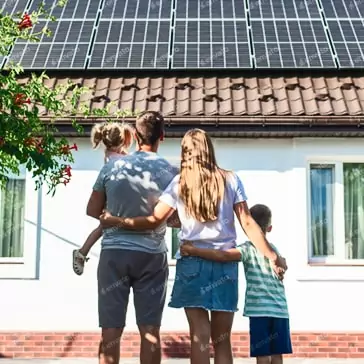 Familie betrachtet Solaranlage auf dem Dach für eigenen Solarstrom