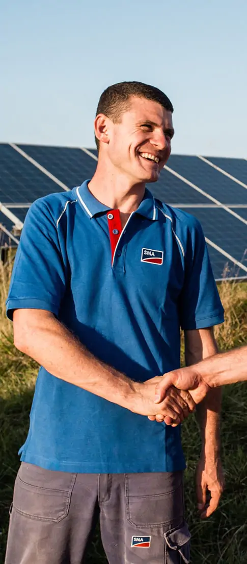 PV Installateur vor Ort bei der Montage